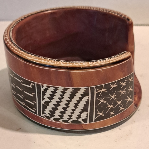 Round RED STONE COASTER SET Vintage Black Cream Zig Zag Design 6 & Holder. - Picture 8 of 10